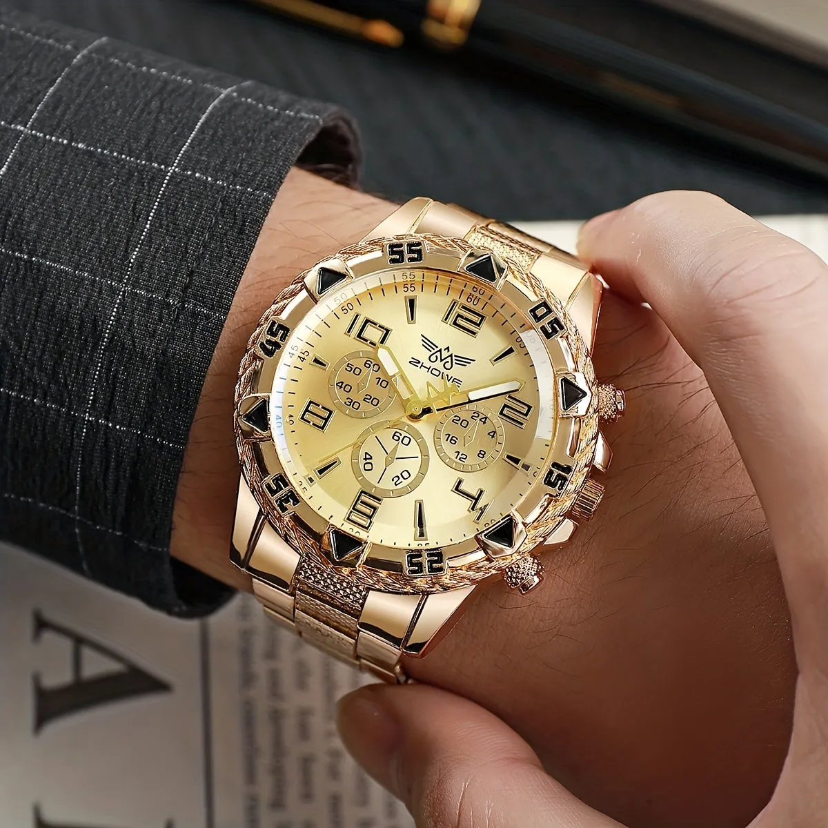 Golden Alloy Watch Luxurious Gift for Discerning Men