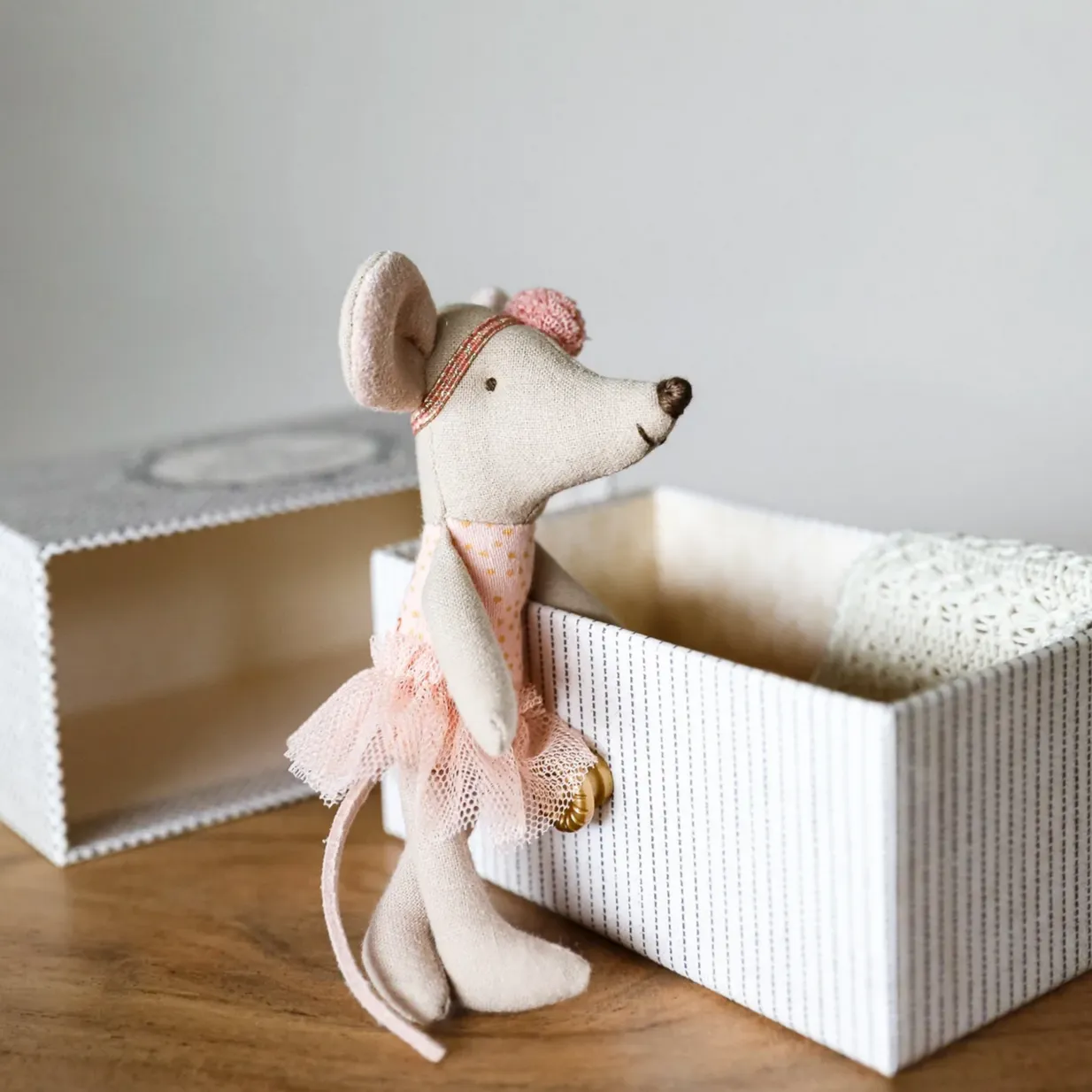 MAILEG LITTLE SISTER DANCE MOUSE IN DAYBED